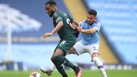 Gelandang Manchester City, Riyad Mahrez, berebut bola dengan bek Newcastle United, Danny Rose, pada laga lanjutan Premier League pekan ke-34 di Etihad Stadium, Kamis (9/7/2020) dini hari WIB. Manchester City menang 5-0 atas Newcastle. (AFP/Michael Regan/pool)