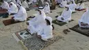 Umat Muslim yang mengenakan masker untuk meredam penyebaran wabah virus corona melaksanakan sholat Idul Fitri menandai akhir bulan suci Ramadhan di Dubai, Uni Emirat Arab, Kamis (13/5/2021). (AP Photo / Kamran Jebreili)