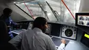 Pekerja India melakukan pengecekan kabin pengemudi kereta tanpa awak , Train 18, di Integral Coach Factory (ICF), Chennai, Senin (29/10). Rangkaian kereta Train 18 terdiri dari 16 gerbong, dan dua gerbong di antaranya gerbong eksekutif. (ARUN SANKAR/AFP)