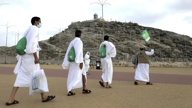 FOTO: Wukuf, Jemaah Haji Panjatkan Doa di Padang Arafah