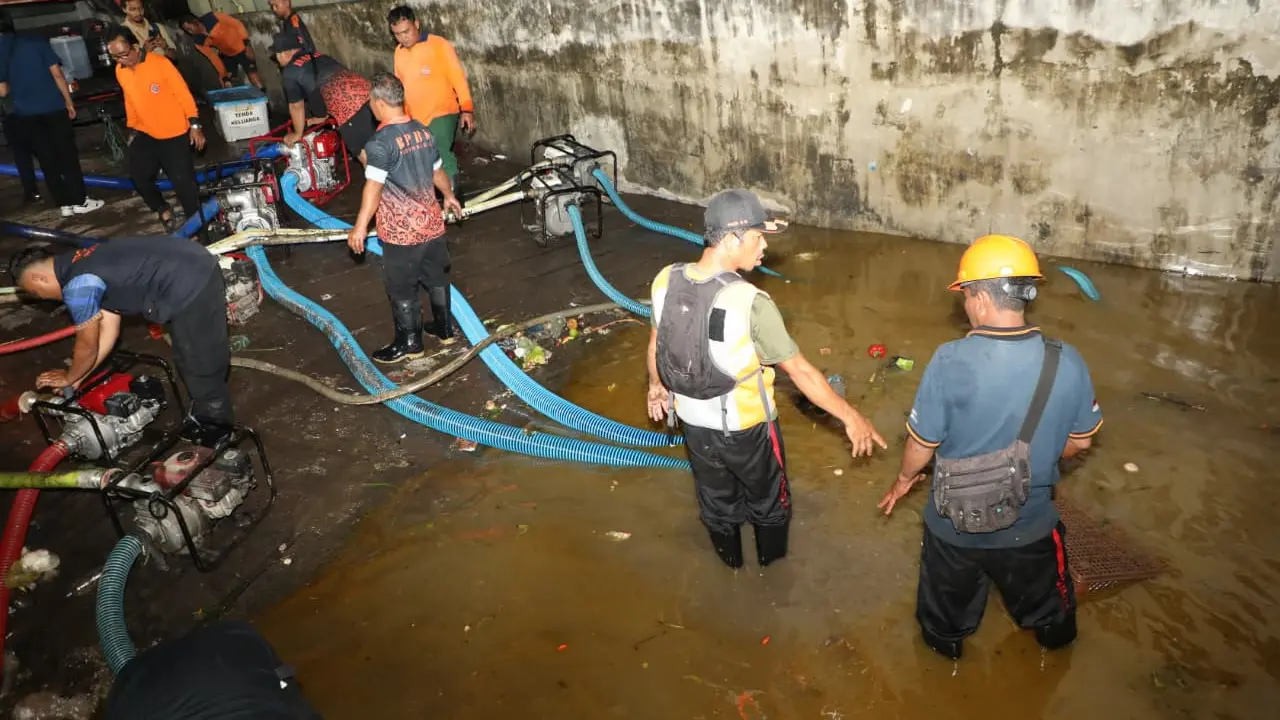 Sejumlah tim gabungan bahu membahu melakukan penyedotan air banjir yang masih tergenang di Pasar Badung.
