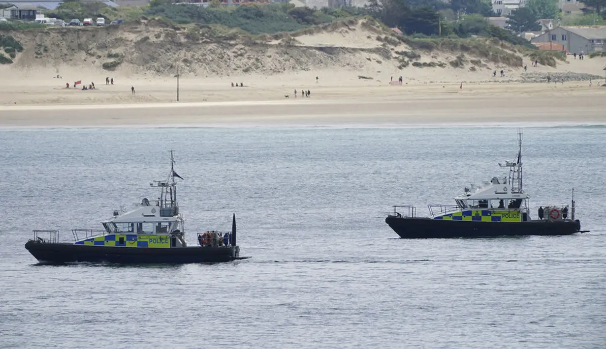 Kapal polisi berpatroli jelang KTT G7 di Carbis Bay, Cornwall, Inggris, Senin (7/6/2021). Ribuan polisi tambahan mulai berdatangan di Devon dan Cornwall menjelang KTT G7 pada 11-13 Juni. (Aaron Chown/PA via AP)