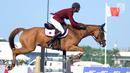 Atlet ketangkasan berkuda Qatar, Althani Al mengendalikan kuda yang bernama Sirocco  saat final round 1 individual jumping Asian Games 2018 di Jakarta Kamis (30/8). Sirocco merupakan kuda termahal yang tampil di Asian Games 2018. (Merdeka.com/Arie Basuki)