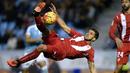 Gelandang Sevilla, Daniel Carrico, melakukan tendangan salto saat melawan Celta Vigo pada laga La Liga di Stadion Balaidos, Spanyol, Minggu (7/2/2016). Kedua tim bermain imbang 1-1. (AFP/Miguel Riopa)