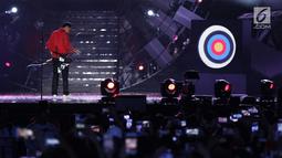 Presiden Jokowi bersiap melepaskan anak panah sebagai tanda count down atau hitung mundur Asian Games 2018 di Monas, Jakarta, Jumat (18/8). (Liputan6.com/Herman Zakharia)