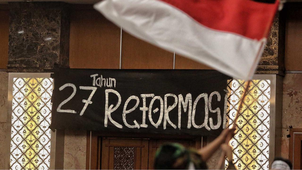 FOTO: 27 Tahun Reformasi, Aktivis Gelar Refleksi Reformasi 1998 dengan Instalasi Seni