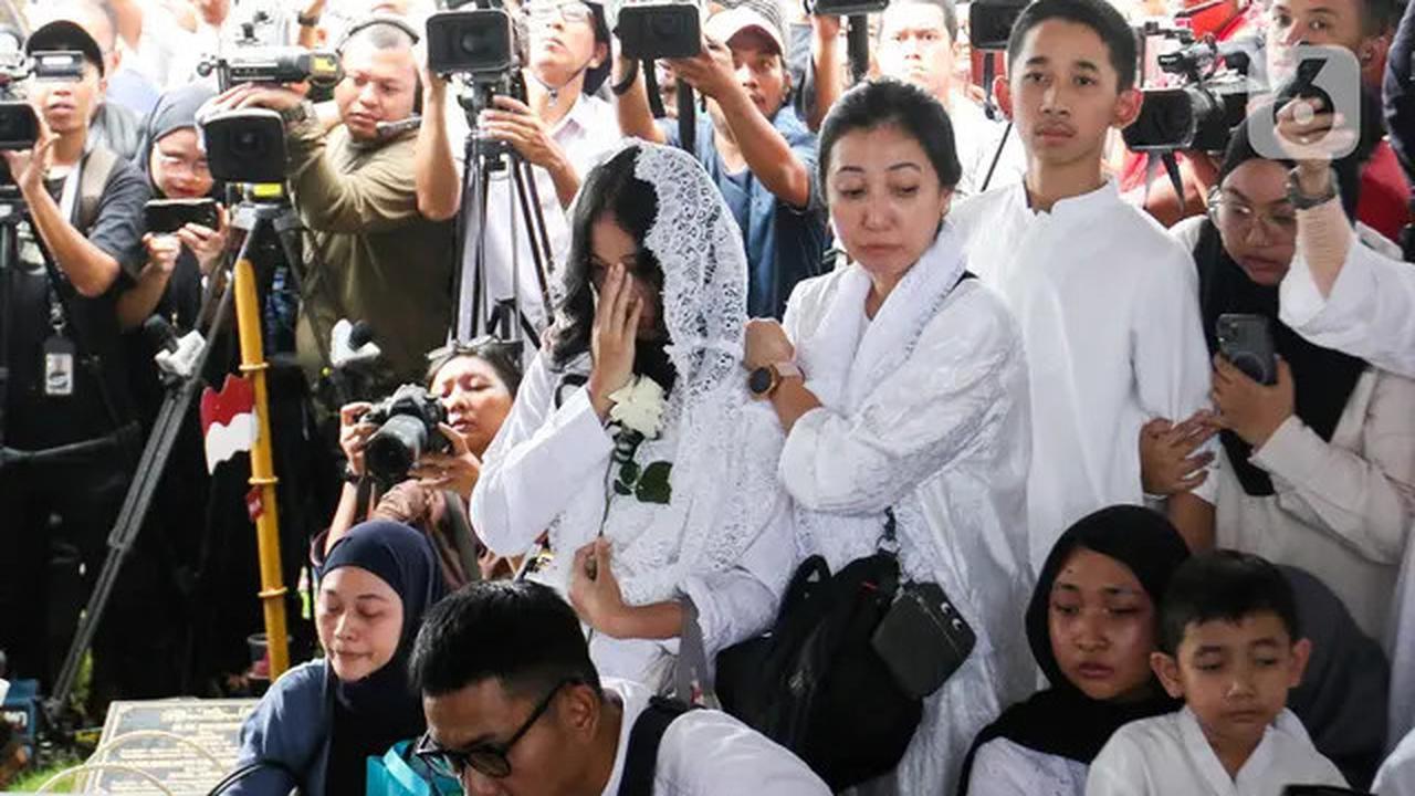 Haru Selimuti Pemakaman Penyanyi dan Artis Senior Titiek Puspa