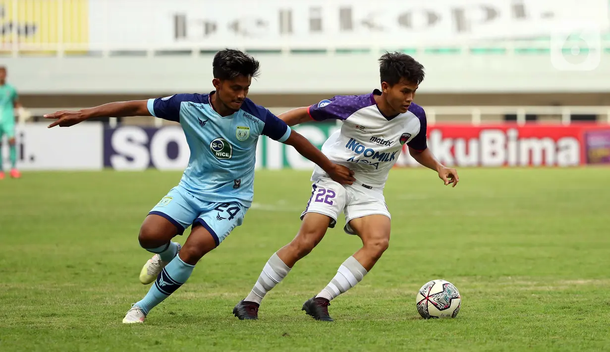 Pemain Persita Tangerang, Rifky Dwi Septiawan (kanan) berebut bola dengan pemain Persela Lamongan, Riswan Yusman dalam match day ketiga BRI Liga 1 2021/2022 di Stadion Pakansari, Bogor, Jumat (17/9/2021). Tim Pendekar Cisadane menang tipis 1-0 atas Persela Lamongan. (Bola.com/Ikhwan Yanuar)