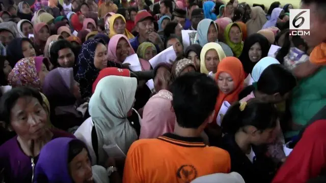 Demi mendapatkan sembako murah, ribuan warga di lereng Gunung Merapi berdesakkan hingga pingsan.