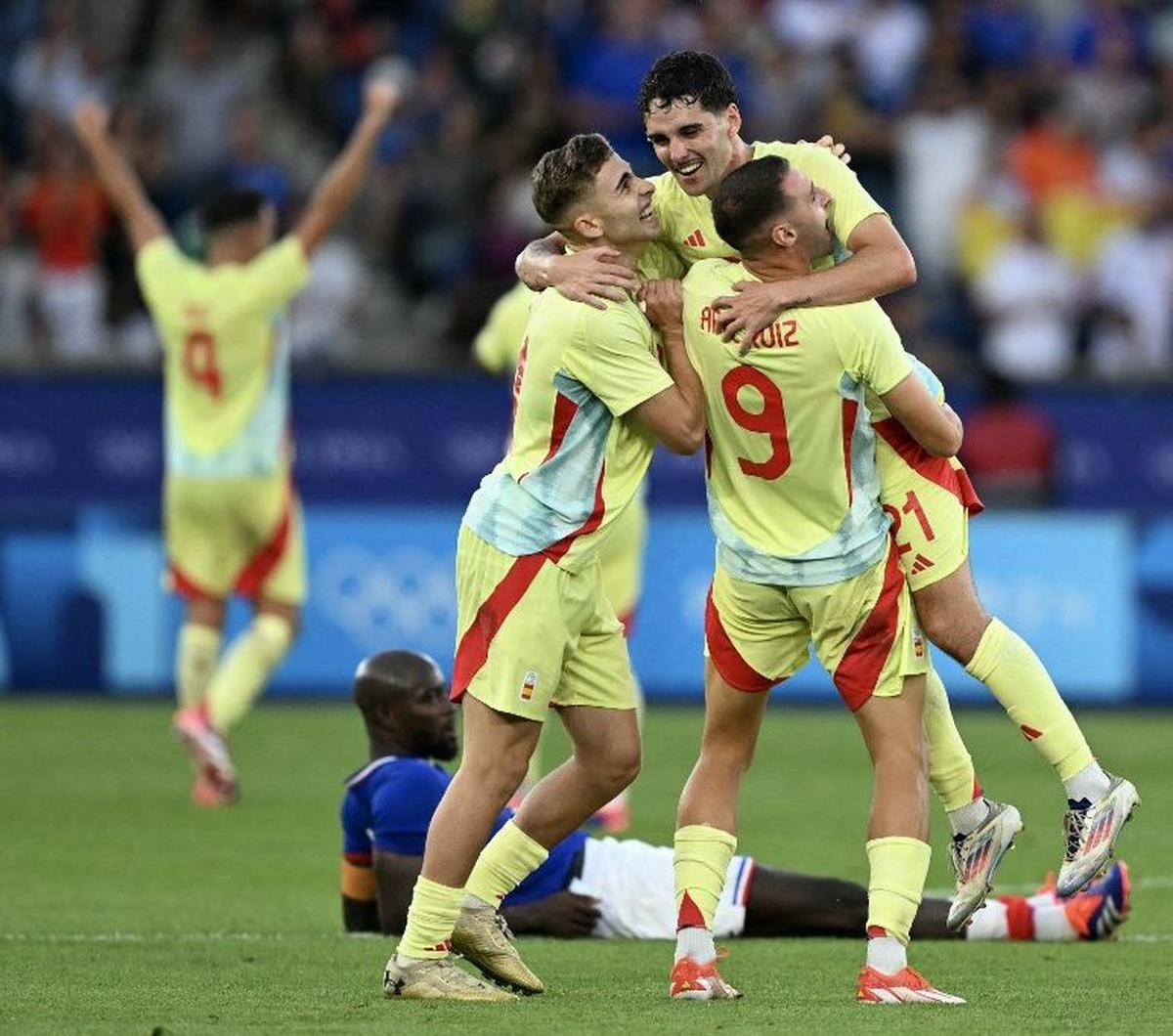 Pemain Timnas Spanyol U-23 Fermin Lopez,&nbsp;Sergio Camello, dan Abel Ruiz merayakan kemenangan atas Prancis U-23 dalam final sepakbola putra Olimpiade Paris 2024 di&nbsp;Stadion Parc des Princes, Paris, Prancis, pada Jumat (9/8/2024). Spanyol sukses men