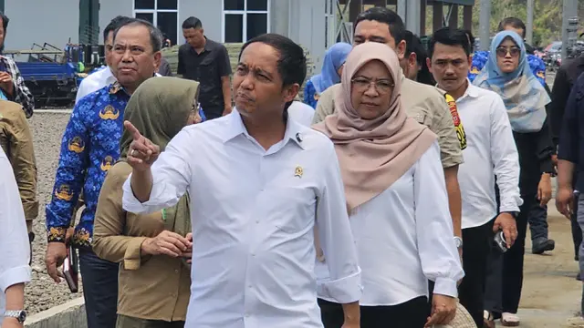 Menteri Kehutanan Raja Juli Antoni langsung blusukan dengan mengunjungi Persemaian Rumpin, Kabupaten Bogor, Jawa Barat, usai menjani retret Kabinet Merah Putih.