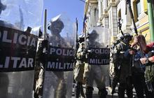 FOTO:  Momen Tegang Bolivia Diguncang Upaya Kudeta, Pasukan Militer hingga Kendaraan Lapis Baja Kepung Istana