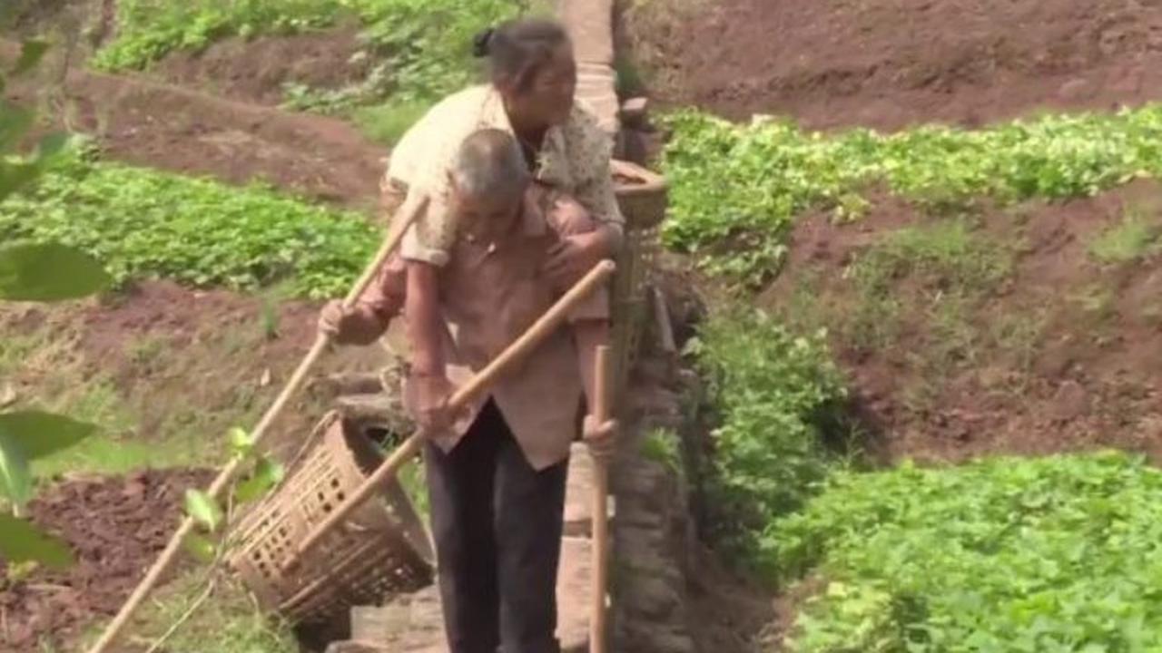 Inspiratif, Pasangan Cacat Saling Melengkapi di Masa Tua Mereka