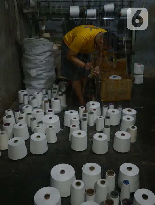 Aktivitas memintal benang di kawasan Kebayoran, Jakarta, Rabu (4/1/2023). Penyaluran KUR mikro memliki plafon pinjaman antara Rp 10 juta sampai Rp 100 juta. Sedangkan plafon KUR kecil memberikan pinjaman antara Rp 100 juta - Rp 500 juta. (merdeka.com/Imam Buhori)