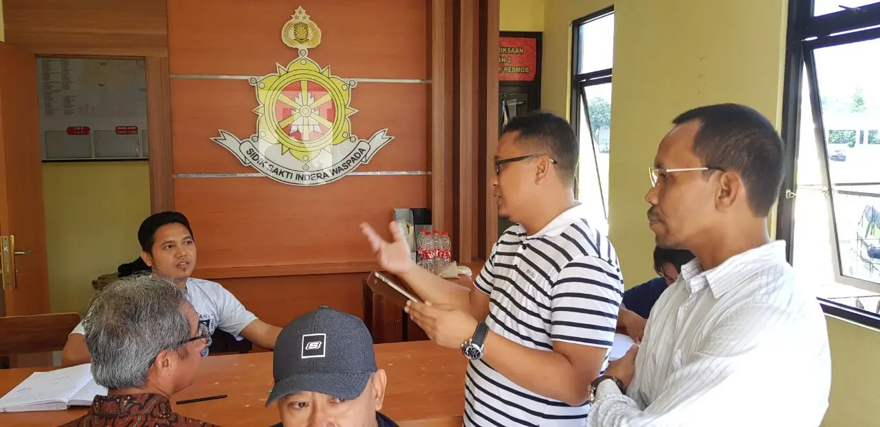 Achmad Zubaidi, ditemani para tetangga dan tokoh masyrakat ketika menghadap penyidik Polrestabes Semarang. (foto : liputan6.com / edhie prayitno ige)