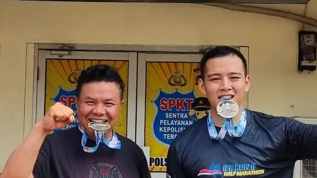 Tak disangka, Hafiz bertemu dengan rekan sesama satu profesinya. Menariknya, Ia ternyata kalah dari seniornya. "𝙎𝙡𝙞𝙙𝙚 10 - Ternyata Pak Kapolsek juga ikut race, sampenya duluan lagi 😬⁣," tutupnya. <br>
