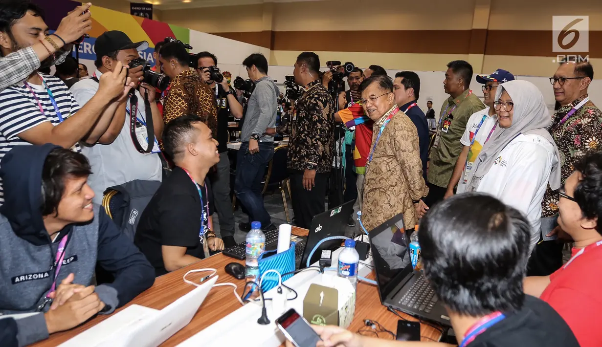 Wakil Presiden, Jusuf Kalla didampingi Ketua INASGOC, Erick Thohir berbincang dengan jurnalis di Main Press Center (MPC) atau Media Center Asian Games di JCC, Jakarta, Selasa (14/8). (Liputan6.com/Fery Pradolo)