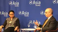 Menteri Luar Negeri RI Retno Marsudi (kiri) saat menghadiri Asia Society di New York (sumber: Kemlu RI)