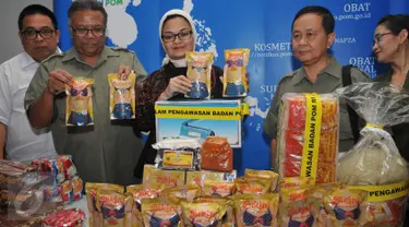 Ketua BPOM, Penny Lukito (tengah) menunjukkan makanan ringan bihun kekinian (Bikini) saat konferensi pers di Aula BPOM, Jakarta, Senin (8/8). Snack Bikini tersebut tidak melalui evaluasi keamanan, mutu, gizi dan label pangan. (Liputan6.com/Gempur M Surya)