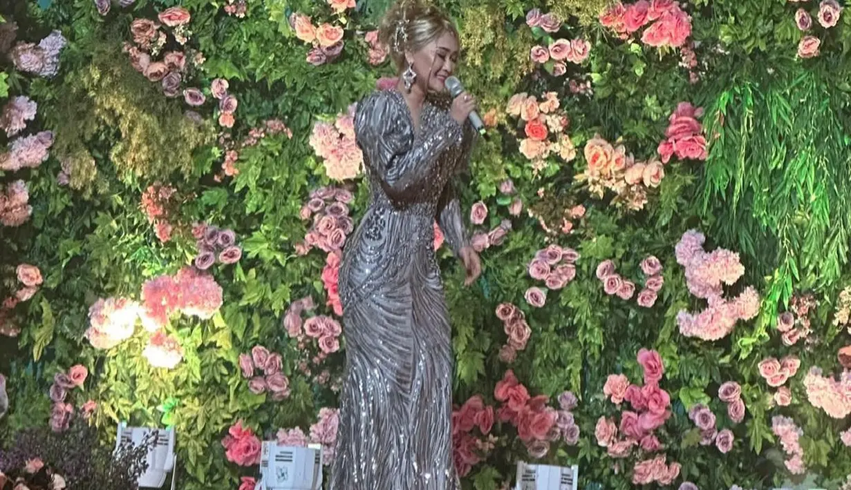 Apakah kamu setuju jika Inul Daratista di sini memang sangat menawan bak Barbie hidup, Sahabat FIMELA? Foto: Instagram.