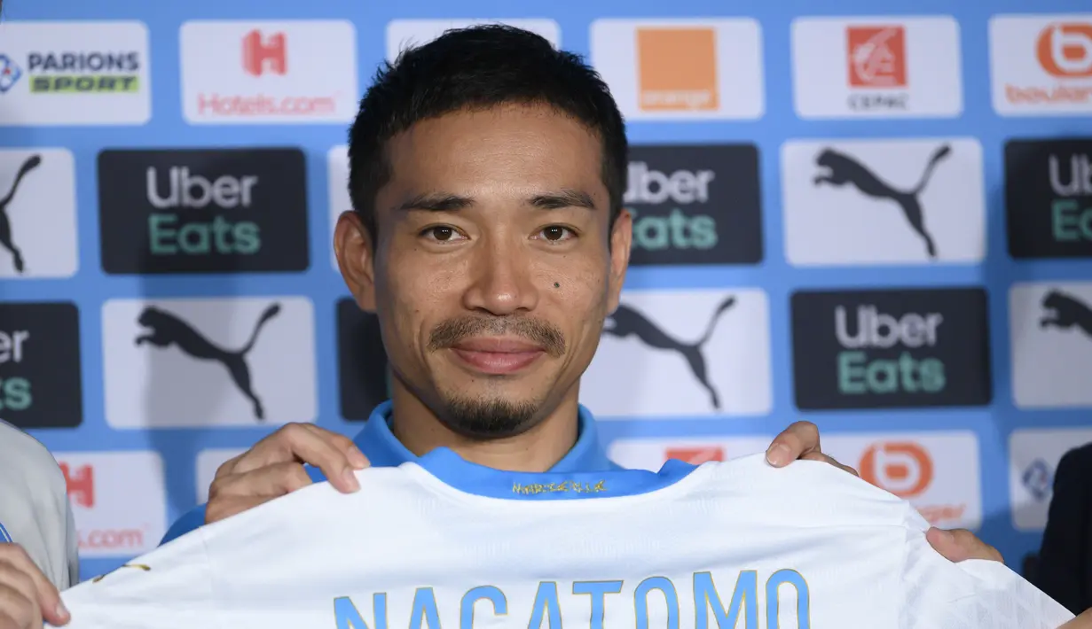 Bek Marseille asal Jepang, Yuto Nagatomo berpose dengan jersey klub barunya saat konferensi pers di Marseille (2/9/2020). Bek kiri 33 tahun itu merupakan rekrutan ketiga Marseille pada bursa transfer musim panas. (AFP/Christophe Simon)