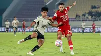 Bek keturunan Indonesia-Belanda, Jordy Tutuarima, saat mengukir debut bersama Persis Solo pada pertandingan melawan PSM Makassar di Stadion Manahan, Solo, Senin (13/1/2025) malam WIB. (Bola.com/Radifa Arsa)