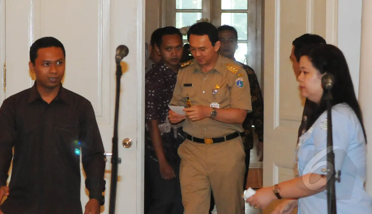 Gubernur DKI Jakarta Basuki T Purnama tiba di Balaikota untuk melakukan penandatanganan nota kesepahaman (MoU) dengan Badan Penyelenggara Jaminan Sosial (BPJS) Kesehatan dan BPJS Ketenagakerjaan, Jakarta, Rabu (1/4/2015).  (Liputan6.com/Herman Zakharia)