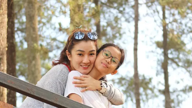 Potret kebersamaan Melly Mono dan Radinka