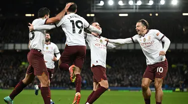 Striker Manchester City #19 Julian Alvarez (kedua kiri) berselebrasi dengan rekan setimnya setelah mencetak gol ke gawang Everton dalam laga Premier League 2023/2024 pekan 19 di Goodison Park, Kamis (28/12/2023) dini hari WIB. (Paul ELLIS / AFP)