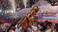 Pemain Arema Cronus mengangkat piala usai memenangkan laga final Piala Bhayangkara 2016 melawan Persib di Stadion GBK Jakarta, Minggu (3/4/2016). Arema Cronus unggul 2-0 atas Persib. (Liputan6.com/Helmi Fithriansyah)