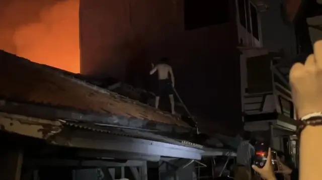 Rumah di Grogol Kebakaran, Petugas Damkar Berjibaku Padamkan Api