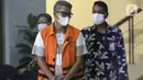 Bupati Bintan nonaktif Apri Sujadi (kiri) berjalan keluar Gedung KPK, Jakarta, Kamis (28/10/2021). Apri menjalani pemeriksaan dugaan korupsi pengaturan barang kena cukai dalam pengelolaan Kawasan Perdagangan Bebas dan Pelabuhan Bebas (KPBPB) Kab Bintan 2016-2018. (Liputan6.com/Helmi Fithriansyah)