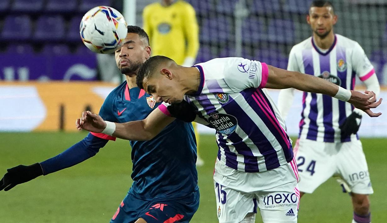 Gelandang Real Valladolid, Jawad El Yamiq (kanan) berduel udara dengan gelandang Sevilla, Lucas Ocampos dalam laga lanjutan Liga Spanyol 2020/2021 pekan ke-28 di Jose Zorrilla Stadium, Valladolid, Sabtu (20/3/2021). Valladolid bermain imbang 1-1 dengan Sevilla. (AFP/Cesar Manso)