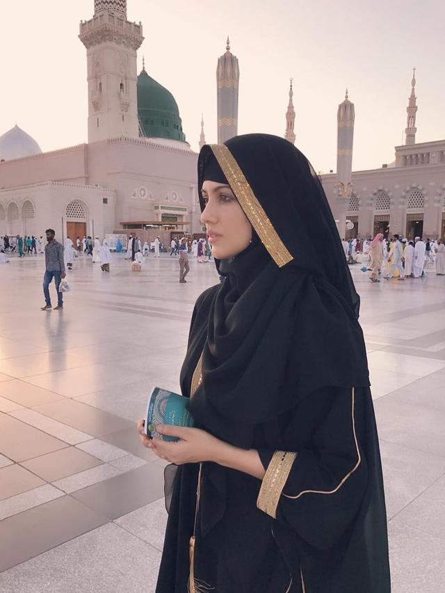Hijrah dan Pensiun dari Dunia Hiburan, ini 7 Potret Sana Khan Aktris Bollywood Pakai Hijab