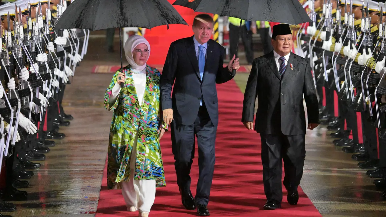 Prabowo Sambut Kedatangan Erdogan di Halim Perdanakusuma