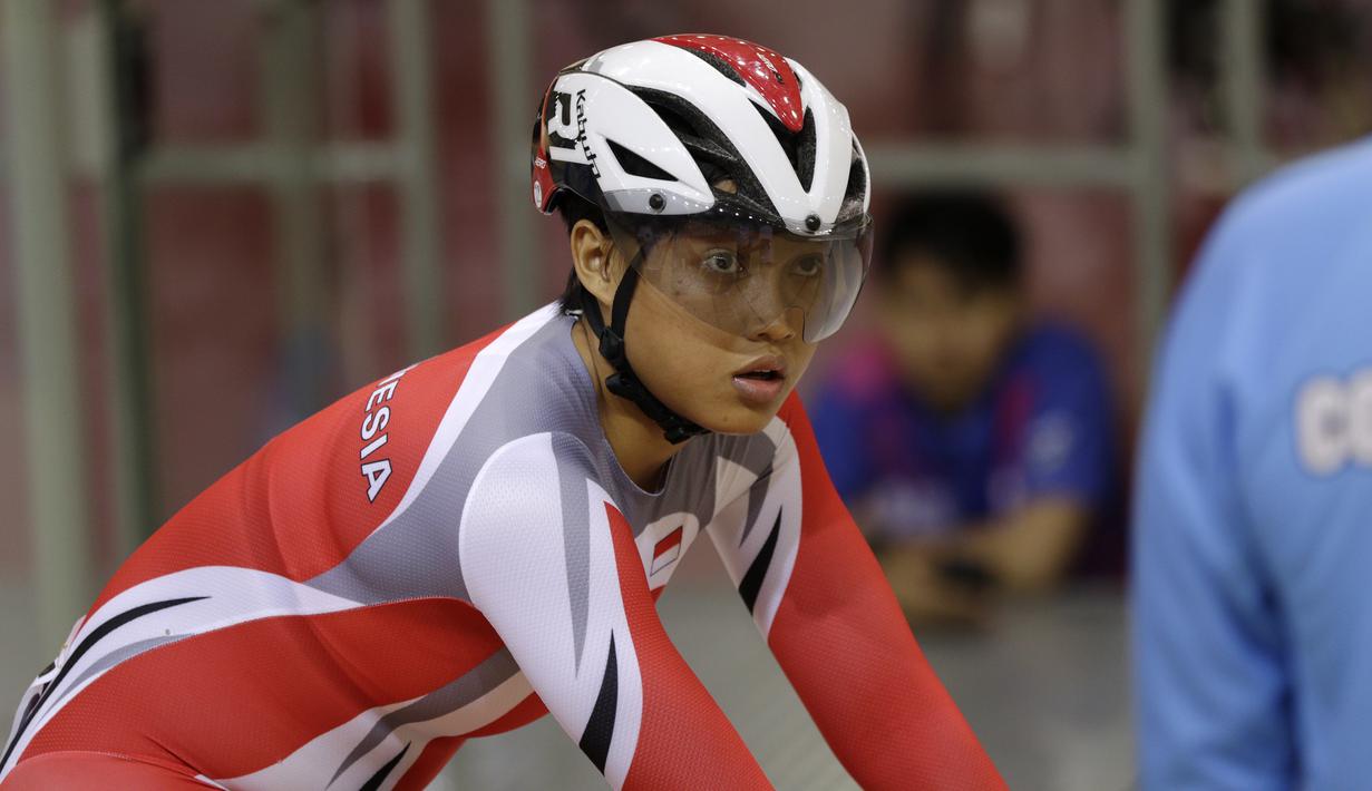 Pesepeda Indonesia kelelahan usai tampil pada nomor Women Elite Team Sprint saat Asian Track Championship 2019 di Jakarta International Veledrome, Jakarta, Rabu (9/1). Tim Indonesia gagal meraih medali pada nomor tersebut. (Bola.com/Yoppy Renato)