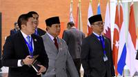Presiden Prabowo Subianto bersama Sekretaris Kabinet (Seskab) Letkol Teddy Indra Wijaya dan Menteri Luar Negeri Sugiono (Istimewa)