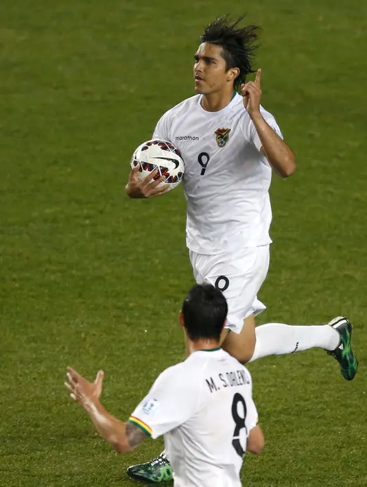 Penyerang Bolivia, Marcelo Martins melakukan selebrasi usai mencetak gol saat Copa Amerika 2015 di Estadio Municipal Bicentenario, Chile, (25/6/2015). Peru melaju ke semifinal usai mengalahkan Bolivia 3-1. (REUTERS/Carlos Garcia Rawlins)