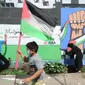 Remaja membuat mural bertema solidaritas untuk Palestina di Gang Jambu, Kedaung, Depok, Jawa Barat, Selasa (18/5/2021). Remaja Majelis Al Muntaqilin membuat mural tersebut sebagai solidaritas serta doa bagi umat muslim Palestina dan Masjid Al Aqsa atas serangan Israel. (merdeka.com/Arie Basuki)