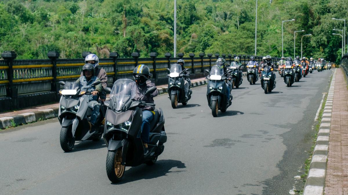 Sambut Kehadiran XMax Tech Max, Puluhan Pengguna Motor Yamaha Touring Keliling Bali