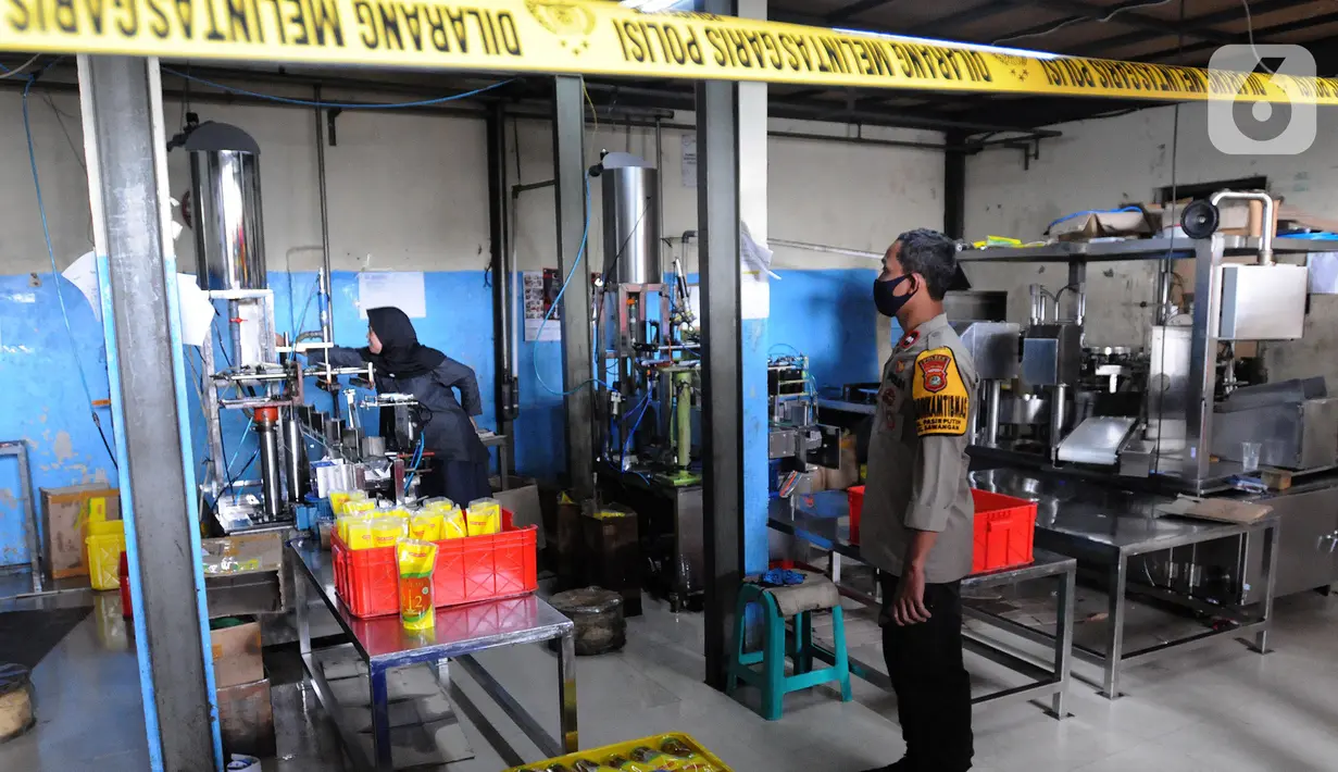 Polisi mengecek gudang pengemasan ulang minyak goreng yang disegel Polres Metro Depok di wilayah Pasir Putih, Sawangan, Rabu (16/3/2022). Penyegelan pada Selasa (15/3) kemarin dilakukan karena gudang tersebut diduga melakukan repacking merek lain menjadi merek tersendiri. (merdeka.com/Arie Basuki)