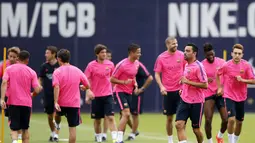 Beberapa penggawa klub Barcelona berlatih bersama di Joan Gamper training camp, (25/7/2014). (REUTERS/Albert Gea)