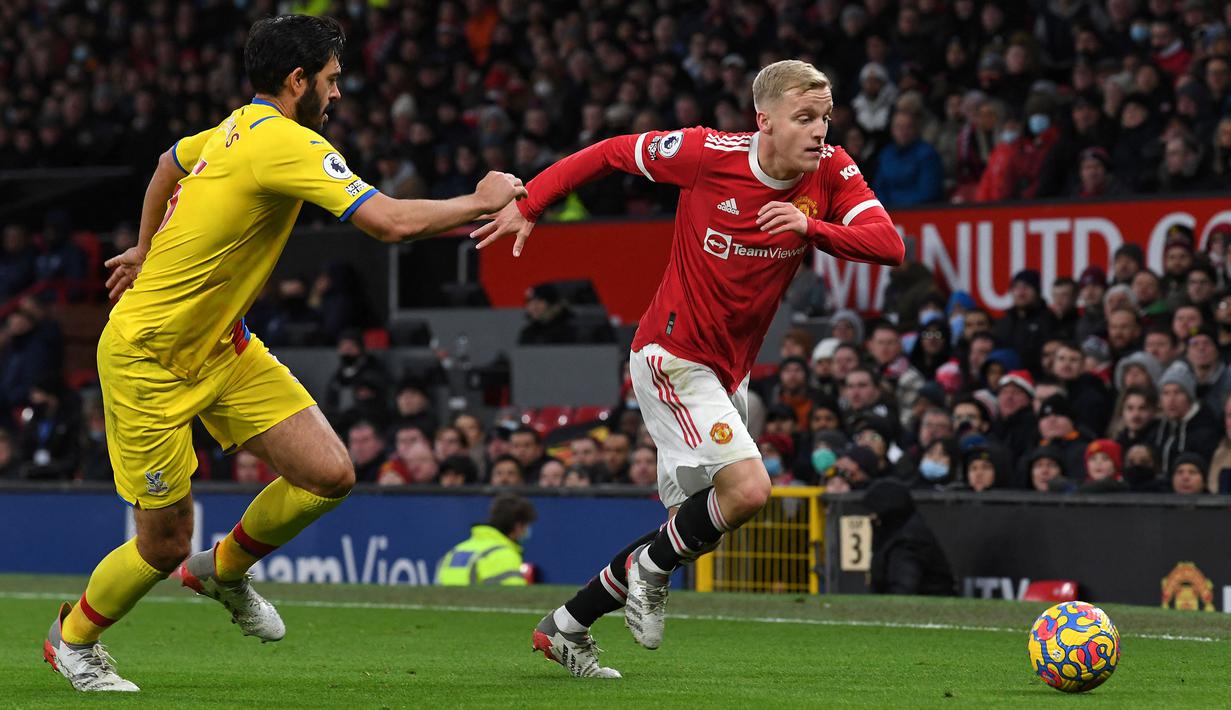 Pemain Man United lain yang sedang dipinjamkan pada bursa transfer Januari 2022 adalah Donny van de Beek. Kurangnya waktu bermain menjadi alasan kuatnya untuk bergabung bersama Everton. Van de Beek tentu akan berjuang untuk menemukan kembali penampilan terbaiknya. (AFP/Paul Ellis)