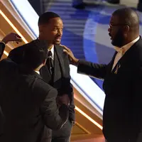 Will Smith tampak ditenangkan oleh Sean Combs dan Tyler Perry saat perhelatan Piala Oscar 2022 di Dolby Theatre, Minggu (27/3/2022). Will Smith memukul Chris Rock lantaran merasa lawakan sang komedian terkait istrinya, Jada Pinkett Smith keterlaluan. (AP Photo/Chris Pizzello)