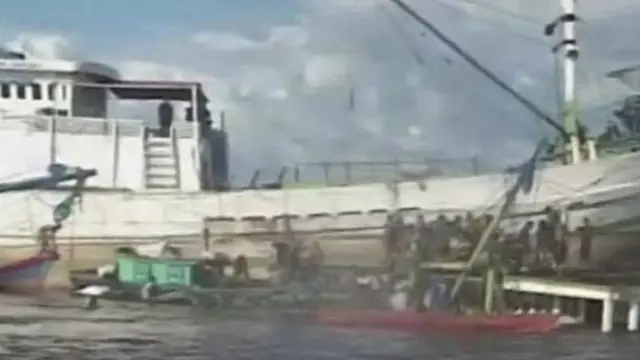 Muatan Kapal Rima Perkasa Dijarah Warga
