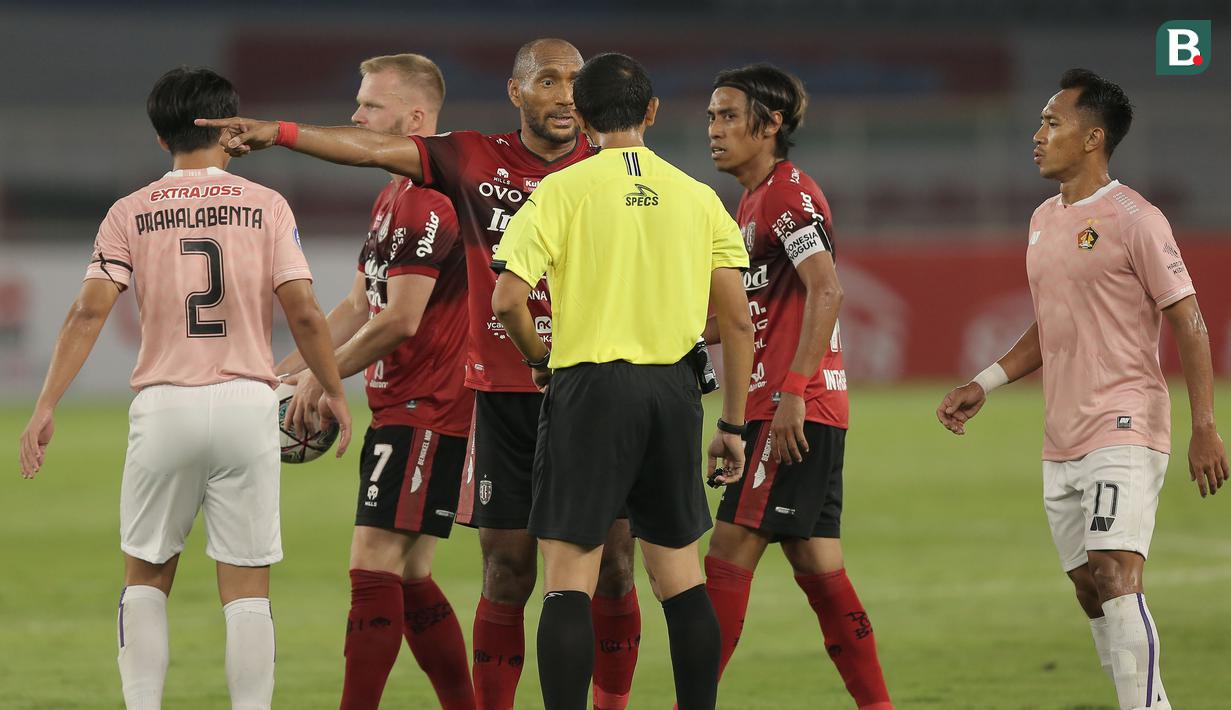 Pemain Bali United, Leonard Tupamahu melakukan protes kepada wasit dalam pertandingan pembukaan BRI Liga 1 2021/2022 antara Bali United melawan Persik Kediri di Stadion Utama Gelora Bung Karno, Jumat (27/8/2021). (Foto: Bola.com/Ikhwan Yanuar)