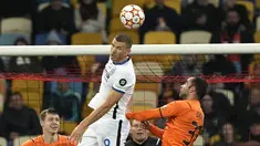 Penyerang Inter Milan, Edin Dzeko menyundul bola saat melawan Shakhtar Donetsk pada pertandingan grup D Liga Champions di Stadion Olimpiyskiy di Kyiv, Ukraina, Selasa (28/9/2021). Inter Milan bermain imbang Shakhtar Donetsk 0-0. (AP Photo/Efrem Lukatsky)