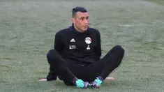 Kiper Timnas Mesir, Essam El hadary mengikuti latihan di stadion Akhmat Arena di Grozny (10/6). Di usianya menginjak 45 tahun, Essam akan memecahkan rekor kiper Kolombia, Faryd Mondragon di Piala Dunia 2014 (43 tahun). (AFP Photo/Karim Jaafar)