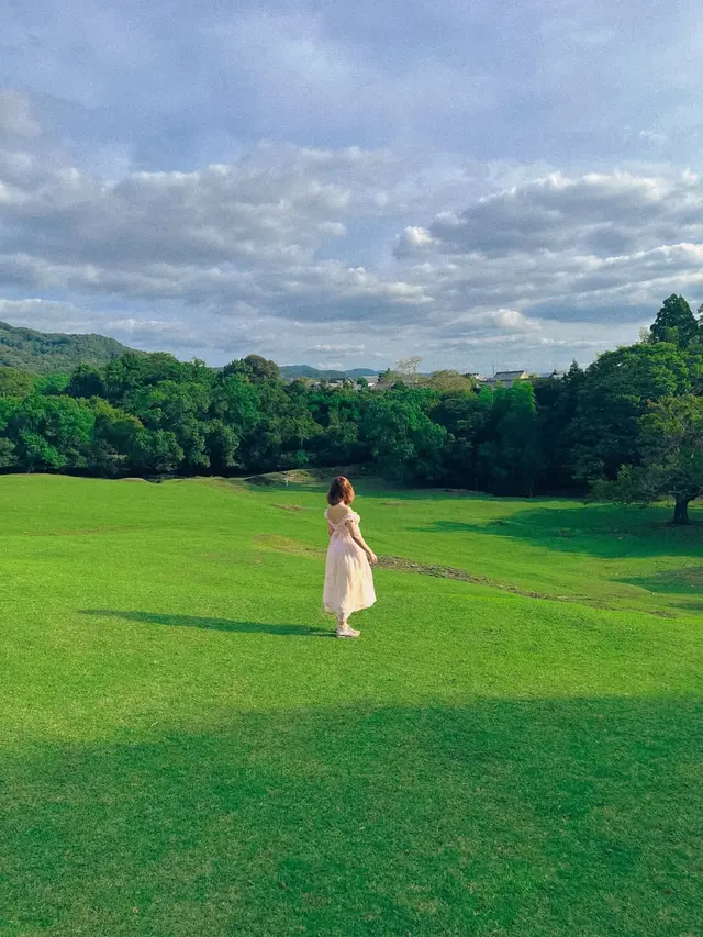 Dreamy Honeymoon di Negeri Sakura, 6 Potret Gaya Vintage Puitis Nadin Amizah di Jepang