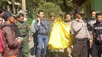 Ada tasbih ditemukan dekat tengkorak perempuan yang ditemukan di Gunung Ciremai dengan ketinggian 2.500 mdpl. (Liputan6.com/Panji Prayitno)